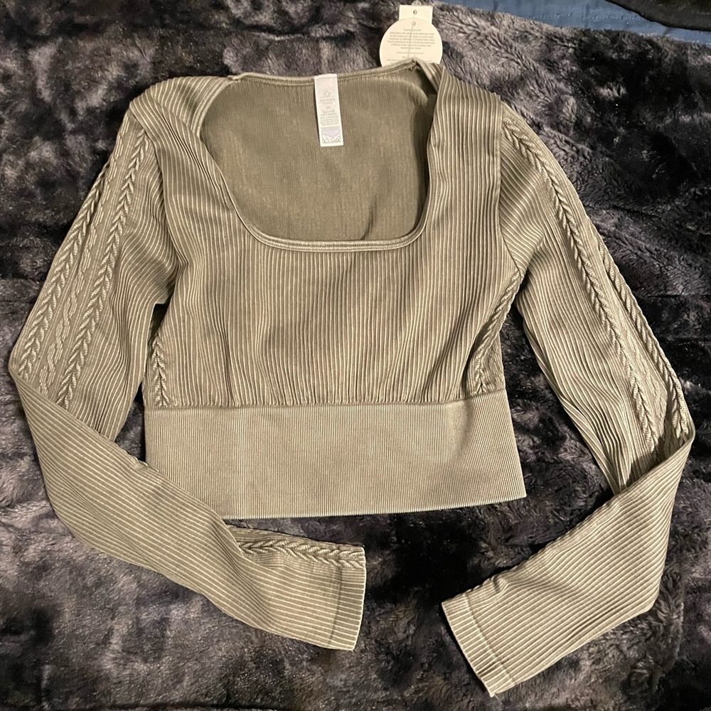 Long sleeve athletic top